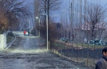 Насби панелҳои офтобӣ барои чароғонкунии роҳҳои аҳамияти маҳаллидошта дар деҳаи Кеврон