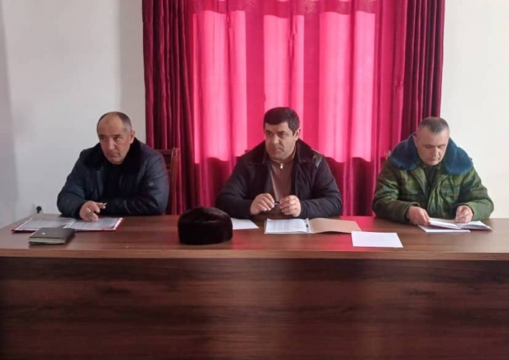 Вохӯри муовини раиси ноҳия Сафарзода Хушбахтшо бо раисони деҳаҳои қаламрави Ҷамоати деҳот Сағирдашт